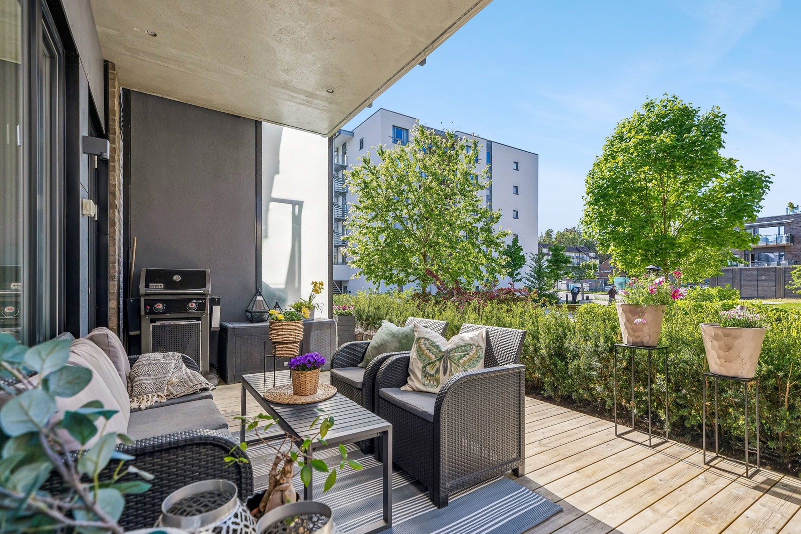 Terrasse med utsikt til parken, lekeplass, bodtennisbord og fruktrær Galleribilde