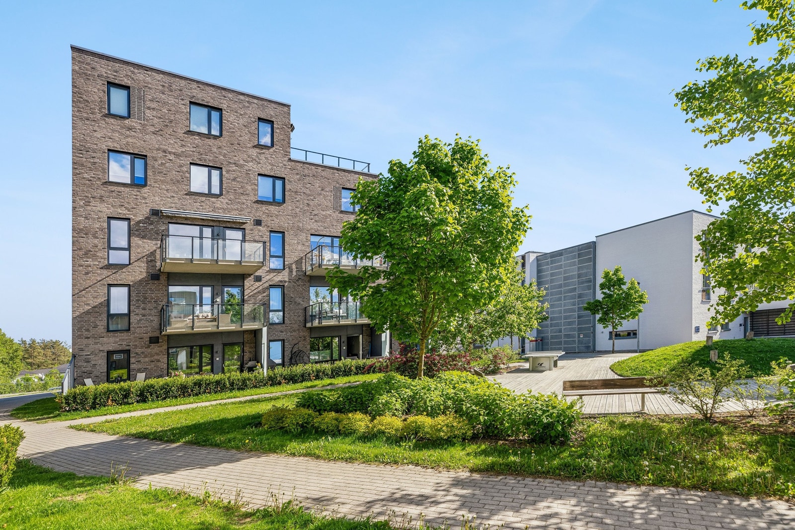 Fasade med beplantet området Galleribilde