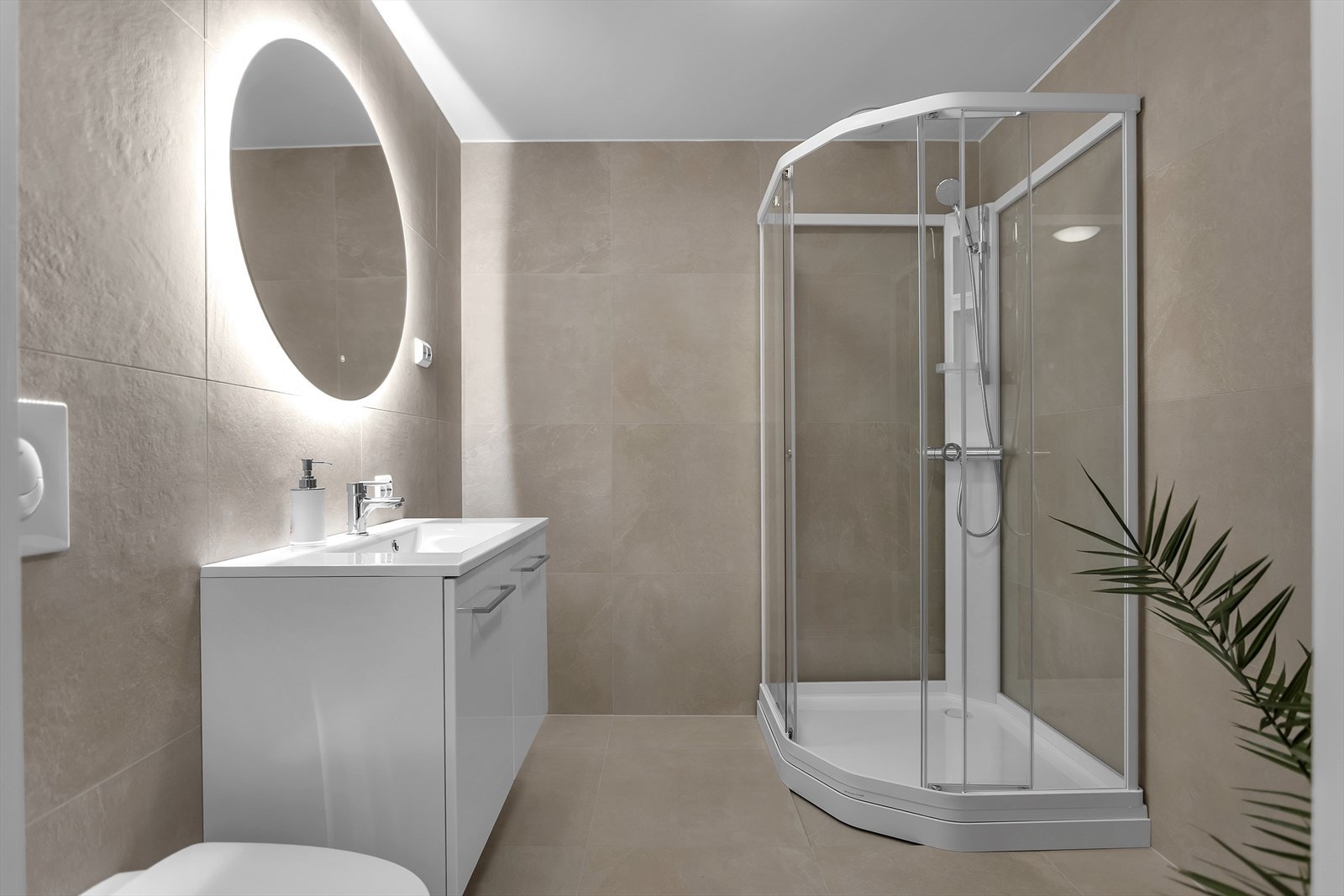 Delikat, nyoppusset bad med moderne innredning, dusjkabinett og vegghengt toalett. Galleribilde