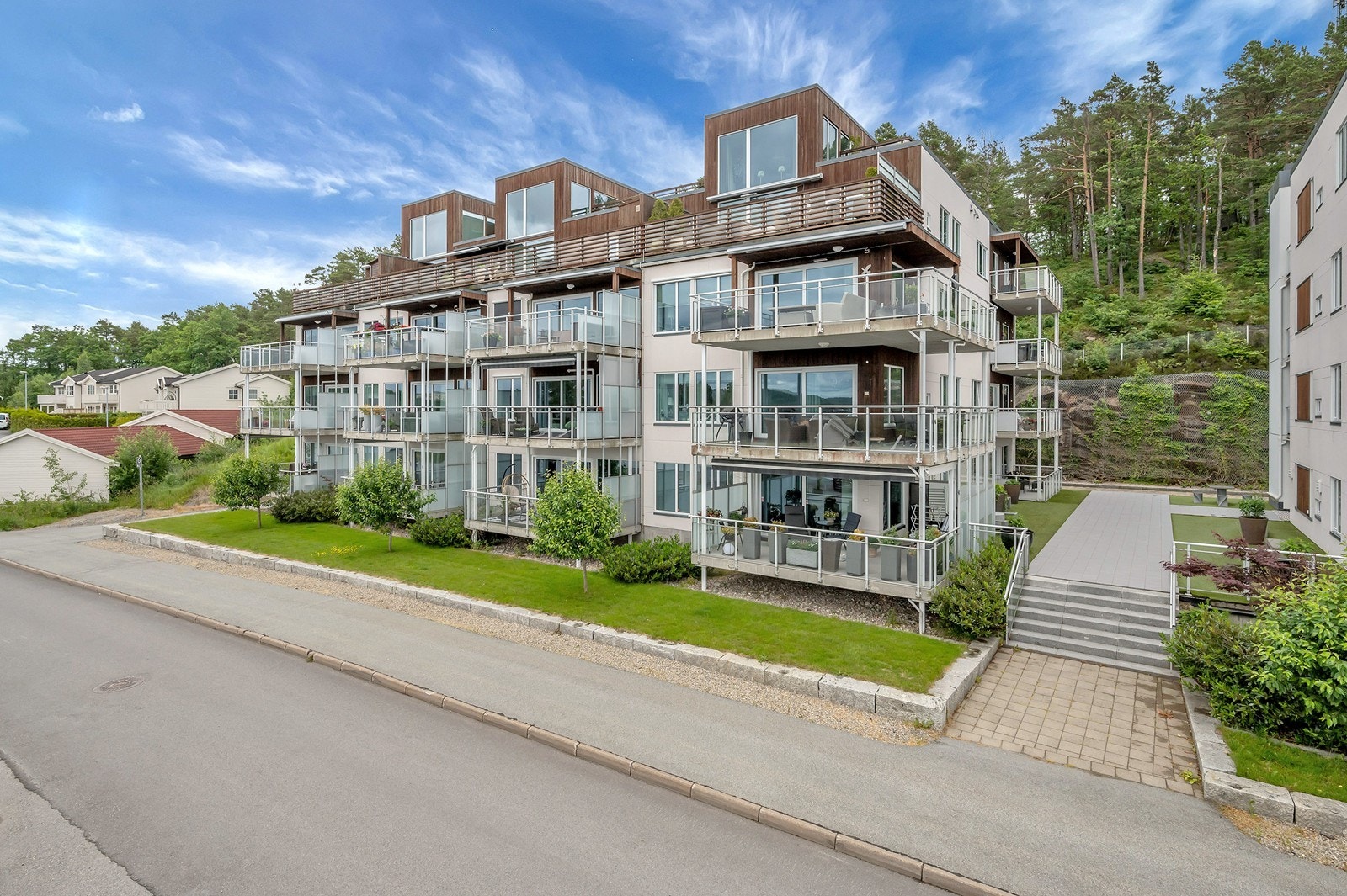 Eiendommen har en attraktiv og solrik beliggenhet i et populært boligområde, med kort vei til Lillesand sentrum, flotte turområder og skjærgården. Galleribilde