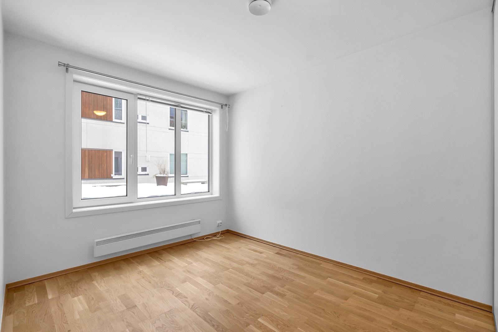 Soverom 2 har også praktisk skyvedørsgarderobe som gir gode oppbevaringsmuligheter. Galleribilde