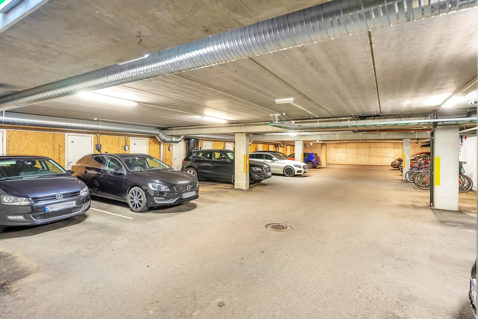Tilhørende leiligheten medfølger parkering i lukket garasjekjeller samt praktisk bod. Galleribilde