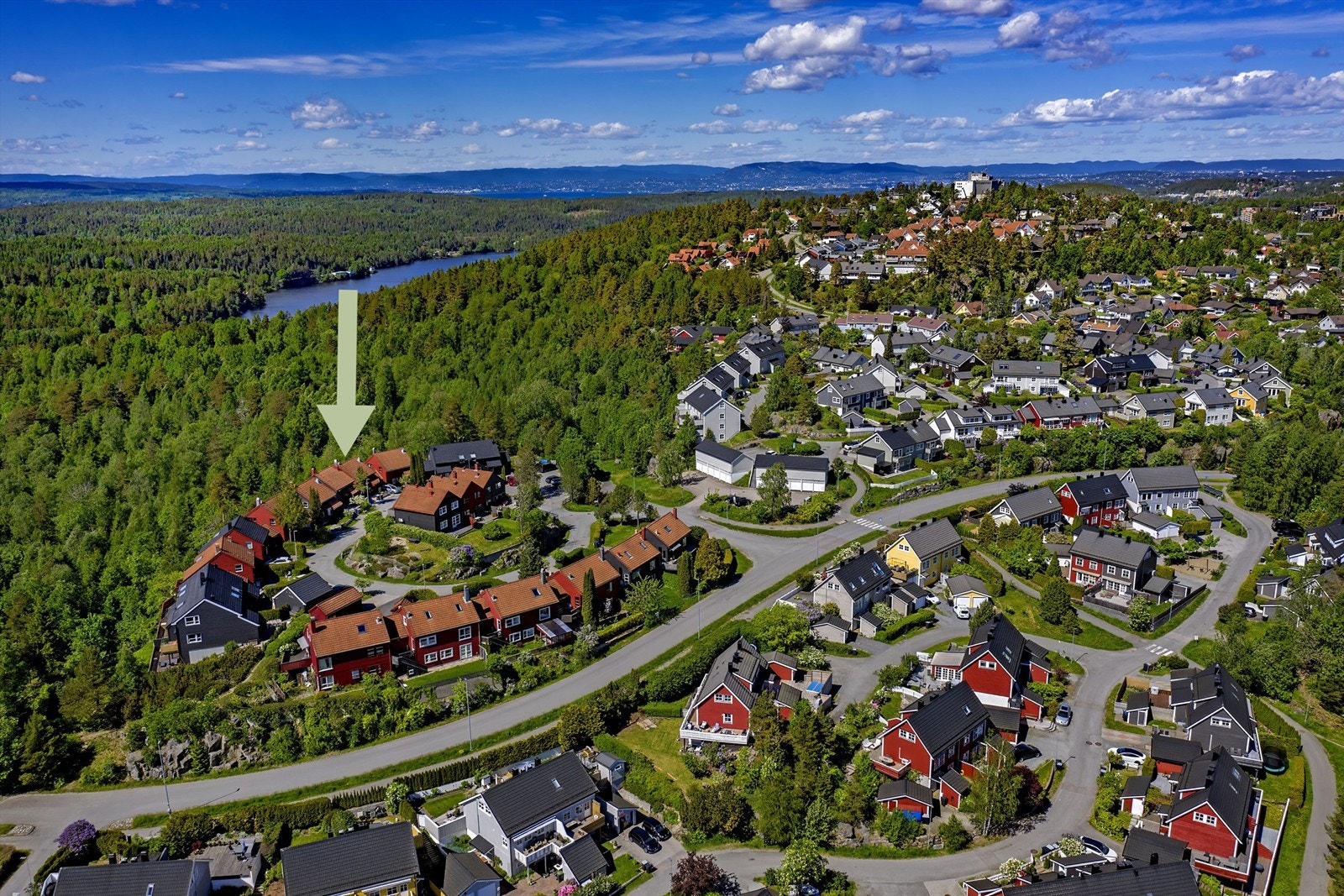 Eiendommen ligger solrikt til med Galleribilde