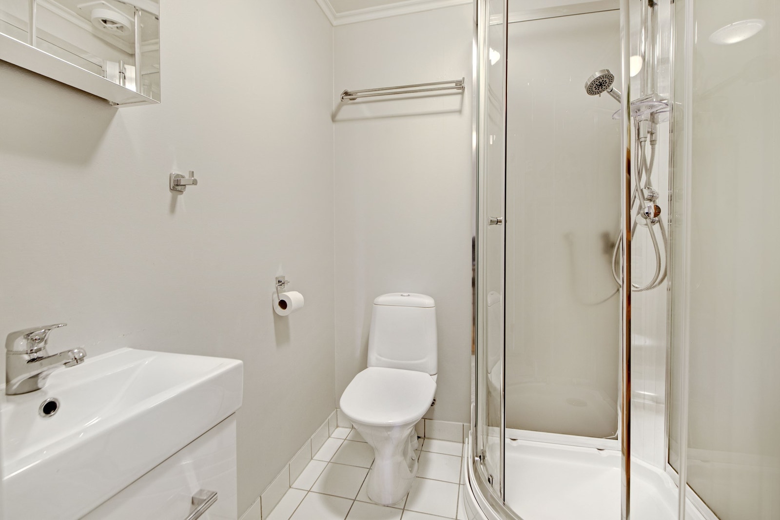 "HYBEL" - bad - flislagt gulv - vegger malt i 2020 - gulvvarme - baderomsinnredning, toalett og dusjkabinett fra 2020 - opplegg til vaskemaskin - badet er opprinnelig byggemeldt som bod (se punkt "ferdigattest/brukstillatelse" i salgsoppgaven Galleribilde