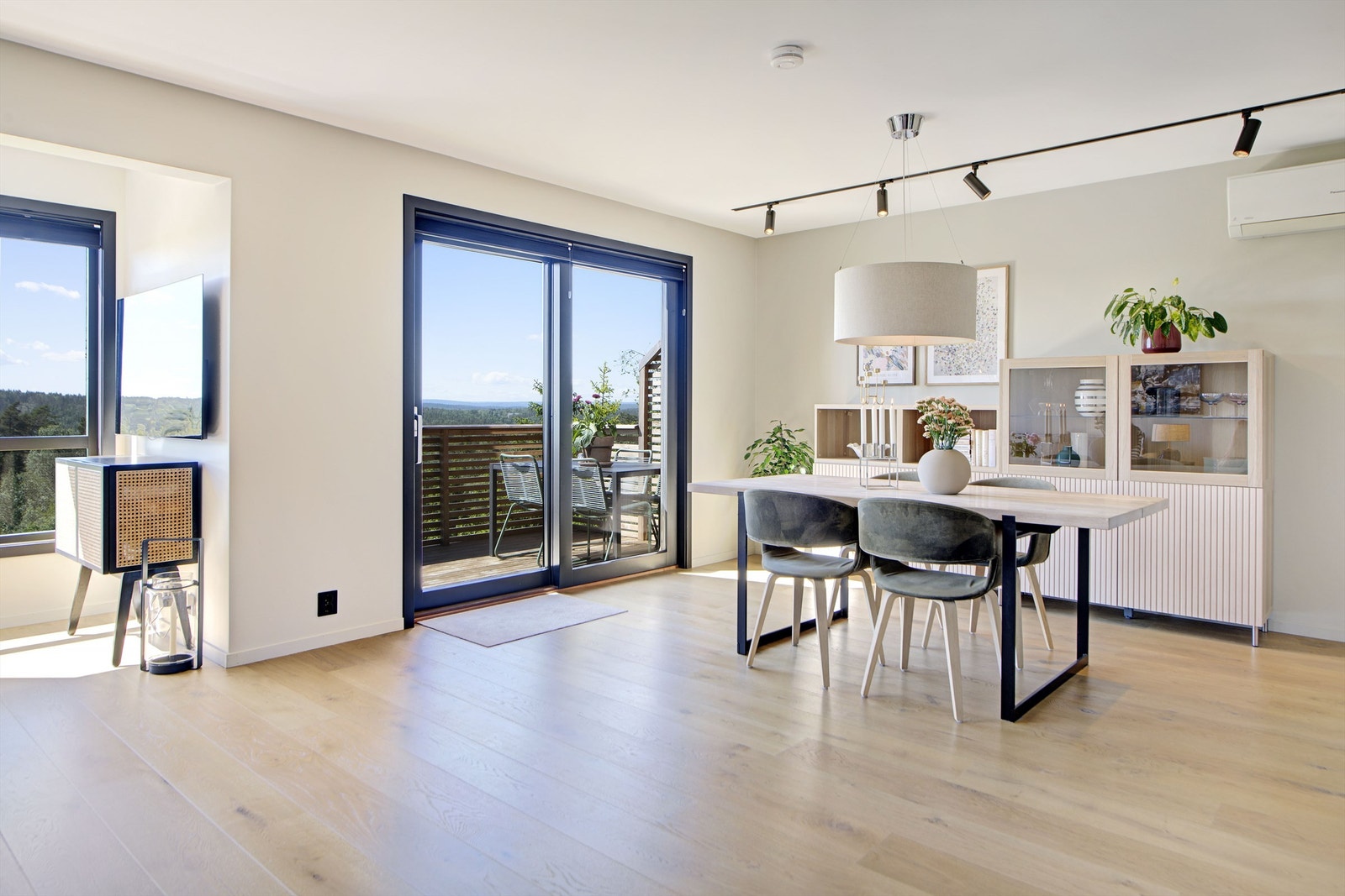 God plass til langbord i stue - lysskinne innfelt i himling - utvendig og innvendig screens på to vinduer - innvendig screens på balkongdør (samt markise på uteplassen) Galleribilde