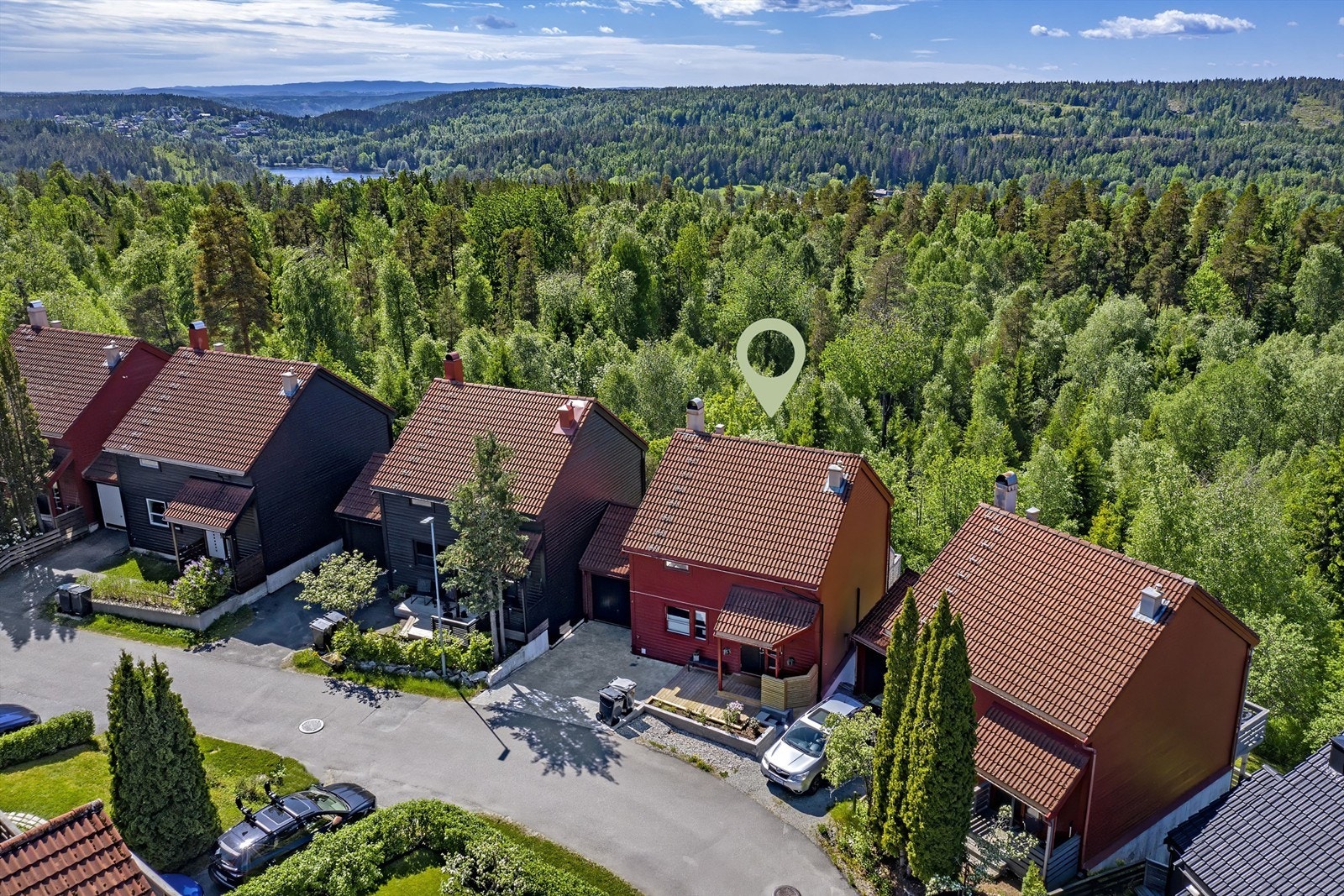 Sebastian Håbesland v/Krogsveen presenterer Flåtestadveien 76 - kjedet enebolig i et populært boområde - høyt og fritt beliggende med solrike uteplasser - foto: Oddphoto Galleribilde