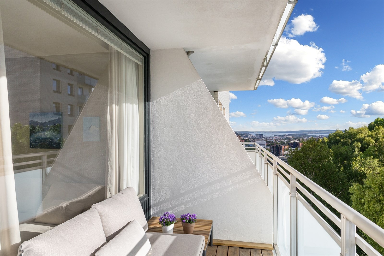 Selger opplyser om sol fra ca. kl. 15 til 22 i sommerhalvåret. Galleribilde