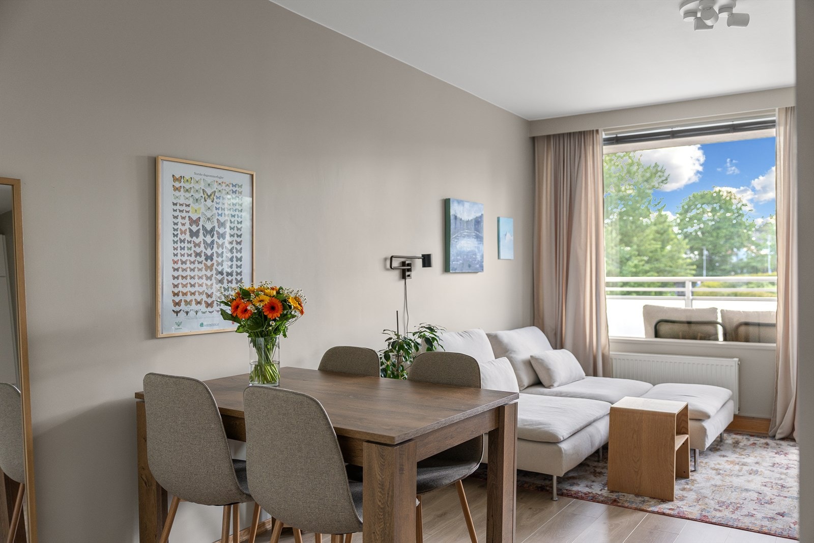 Leiligheten er malt i tidsriktige farger med pent laminat gulv. Galleribilde
