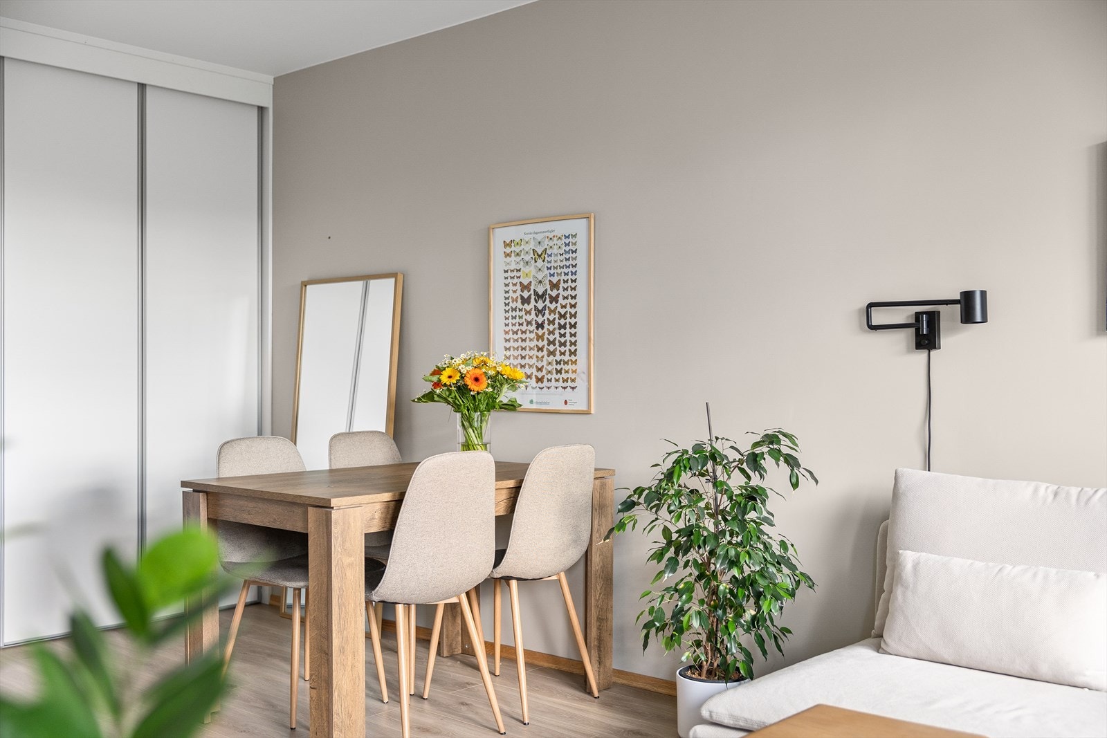 Leiligheten har en smart og arealeffektiv planløsning som gir god plass til det man trenger i hverdagen. Galleribilde