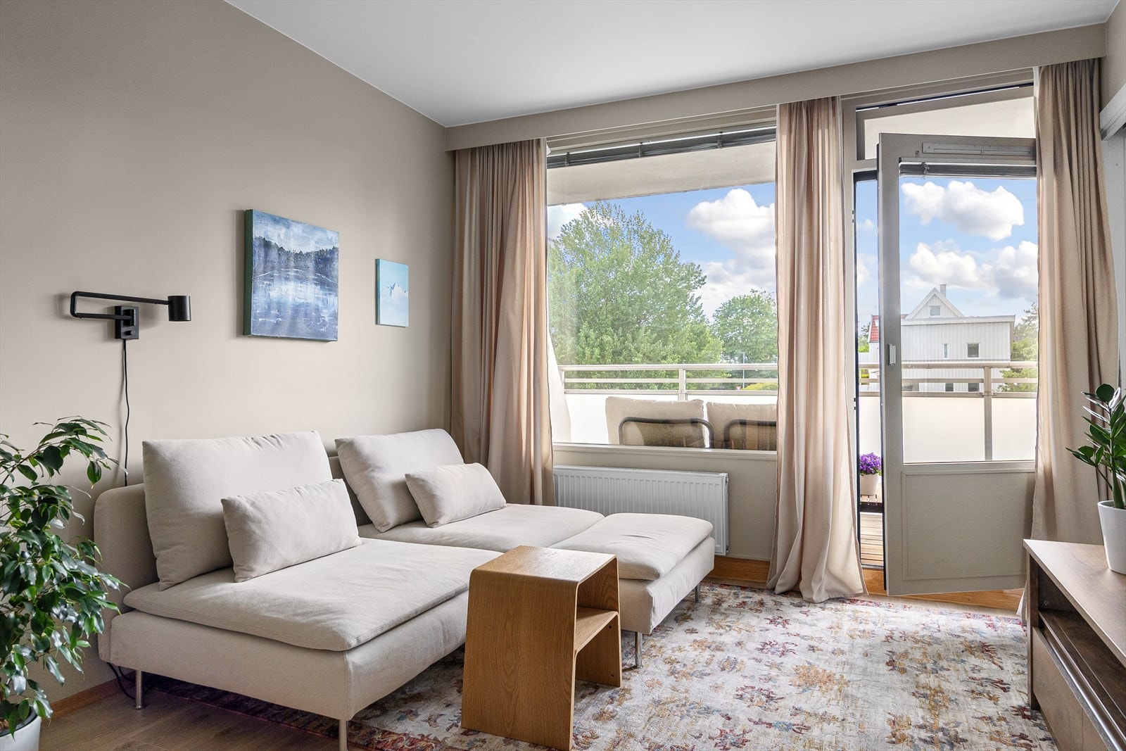 Stuen fremstår som lys, innbydende og lett å møblere, med god plass til sofa med sofabord og TV-benk. Galleribilde