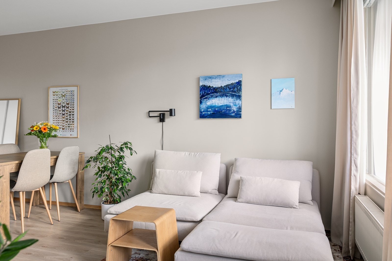 Fyring, varmtvann, TV og internett er inkludert i felleskostnadene. Galleribilde