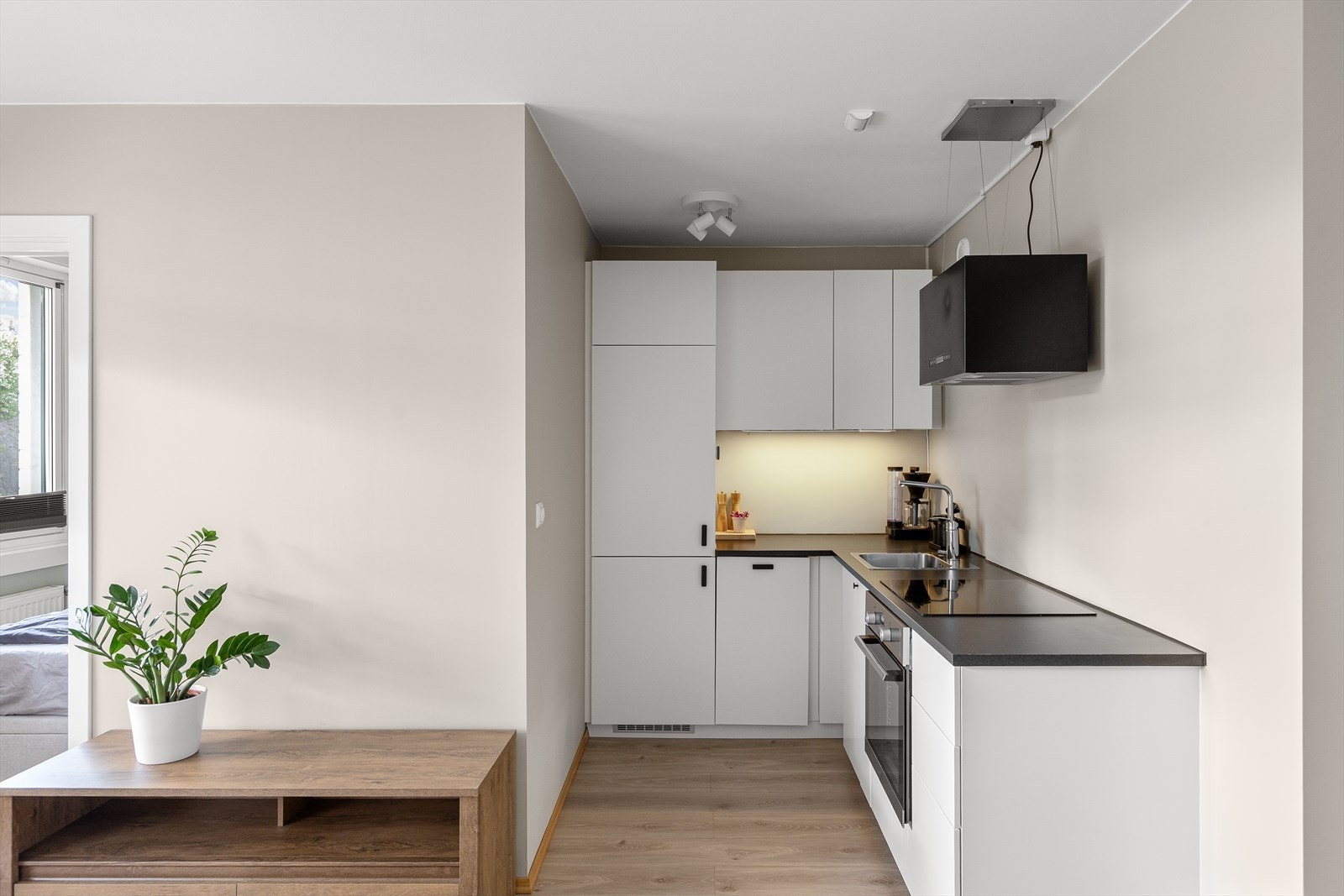 Moderne og pent kjøkken fra X med glatte fronter og laminert benkeplate. Galleribilde