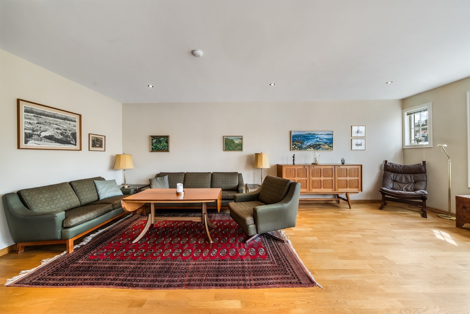 Stuen har god plass til en romslig sofagruppe og øvrig møblement. Galleribilde