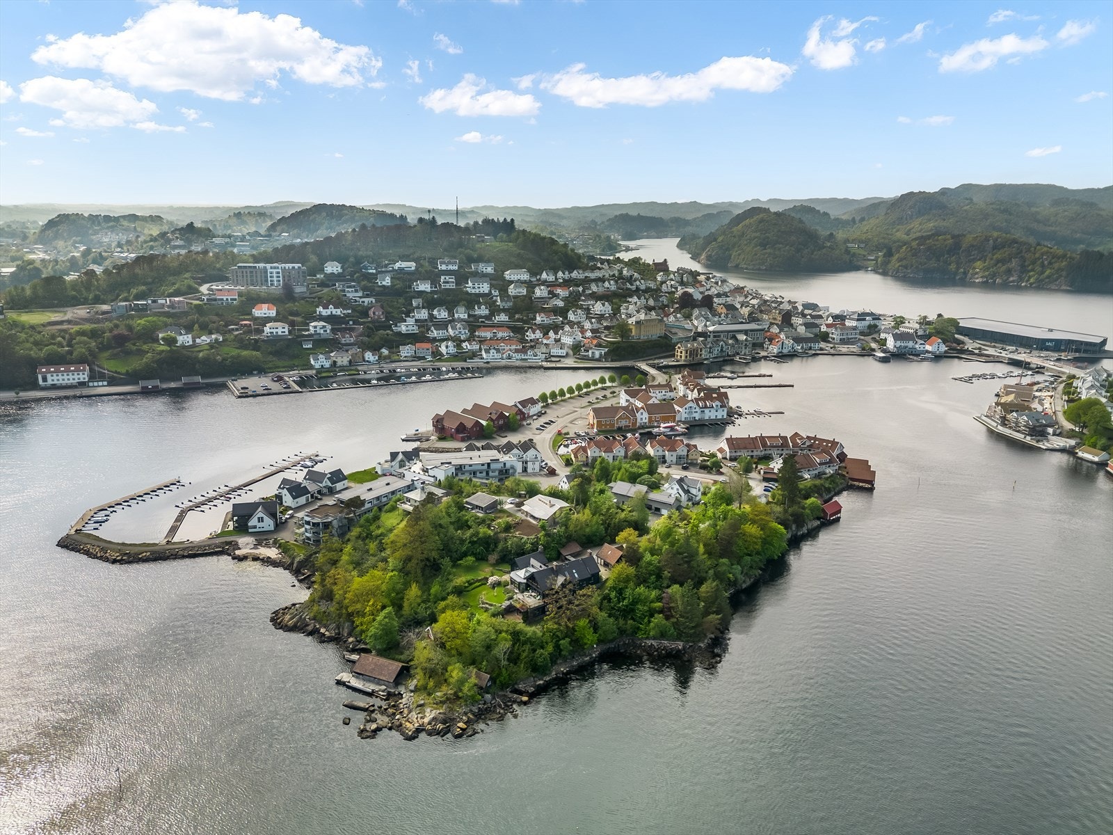 Et perspektiv som viser hele Engøy og forbindelsen til Farsund sentrum. Galleribilde
