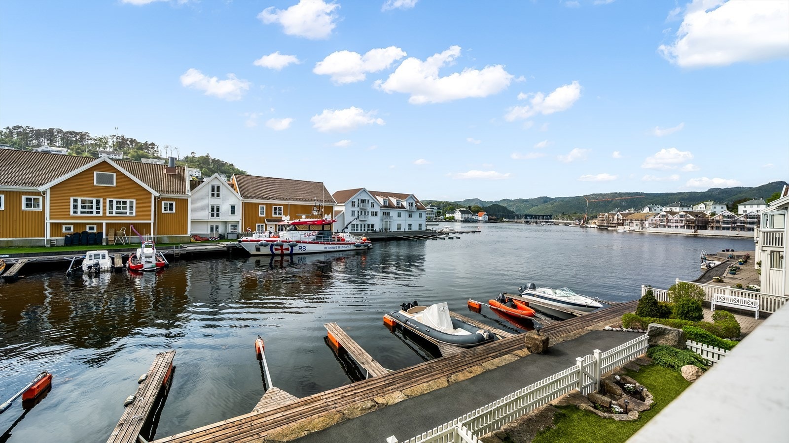 Utsikt over båthavnen og innseilingen til Farsund. Galleribilde