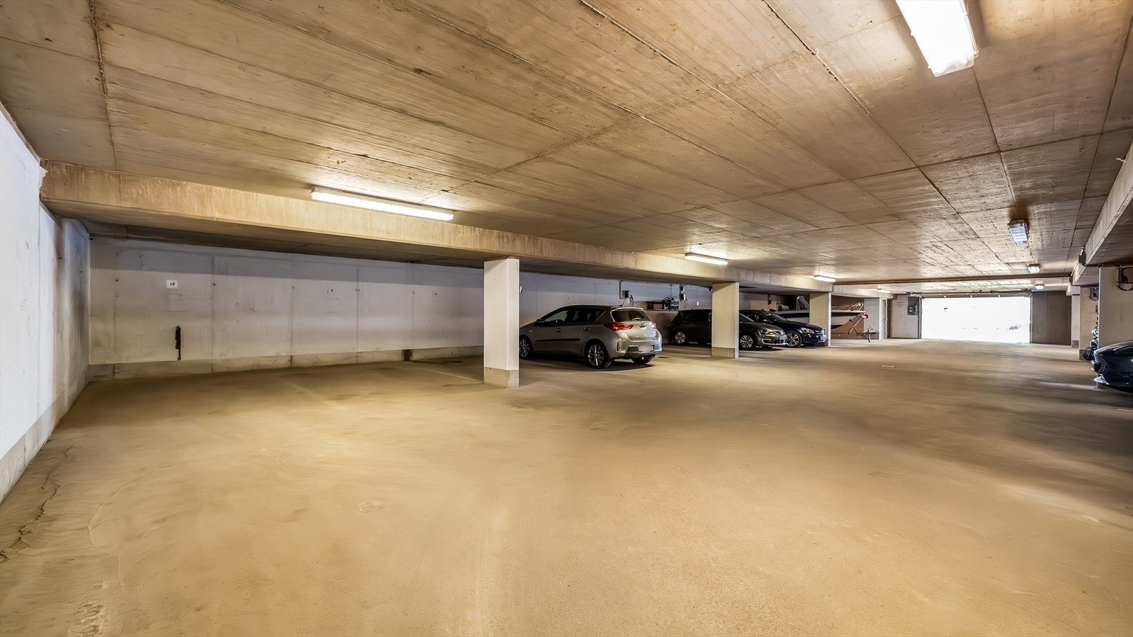 Med leiligheten følger en fast parkeringsplass i et lukket garasjeanlegg. Galleribilde