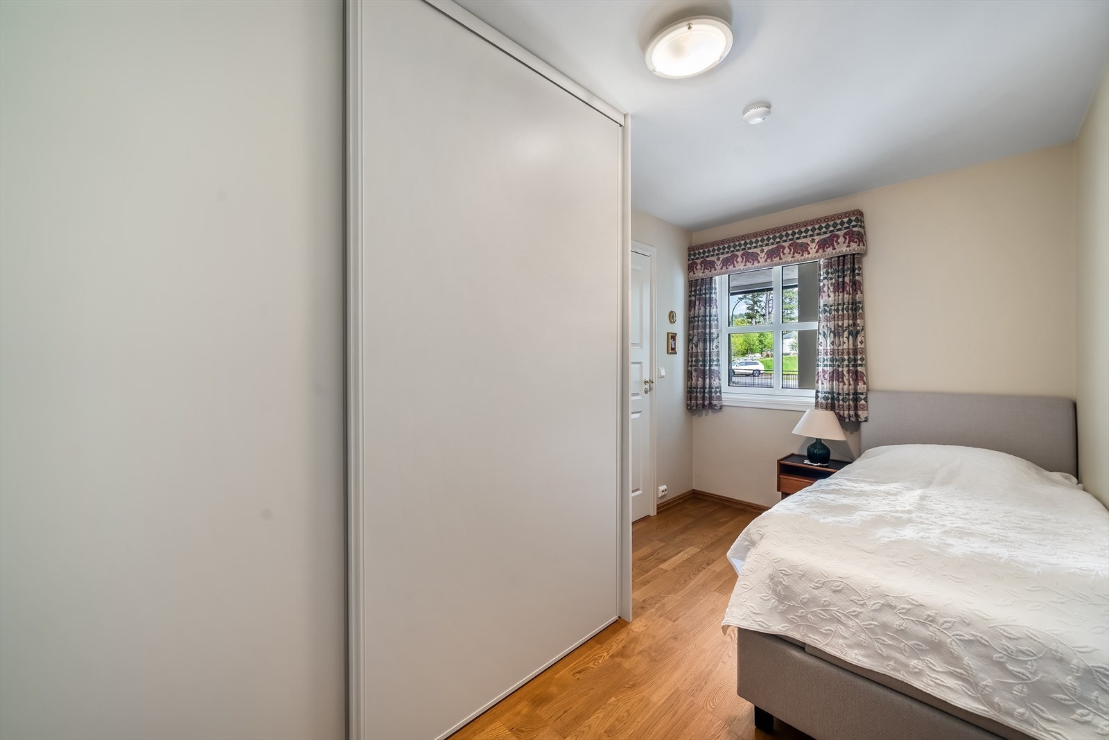 Leilighetens andre soverom, med plass til seng og garderobeløsning. Galleribilde