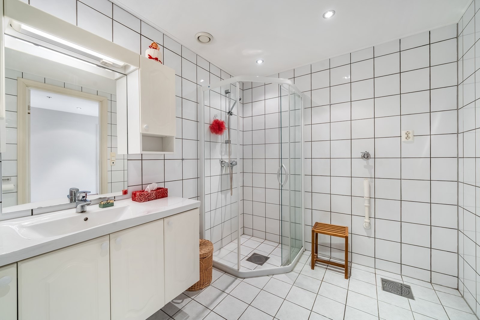 Badet er innredet med dusjhjørne, servant med underskap og har opplegg for vaskemaskin. Galleribilde