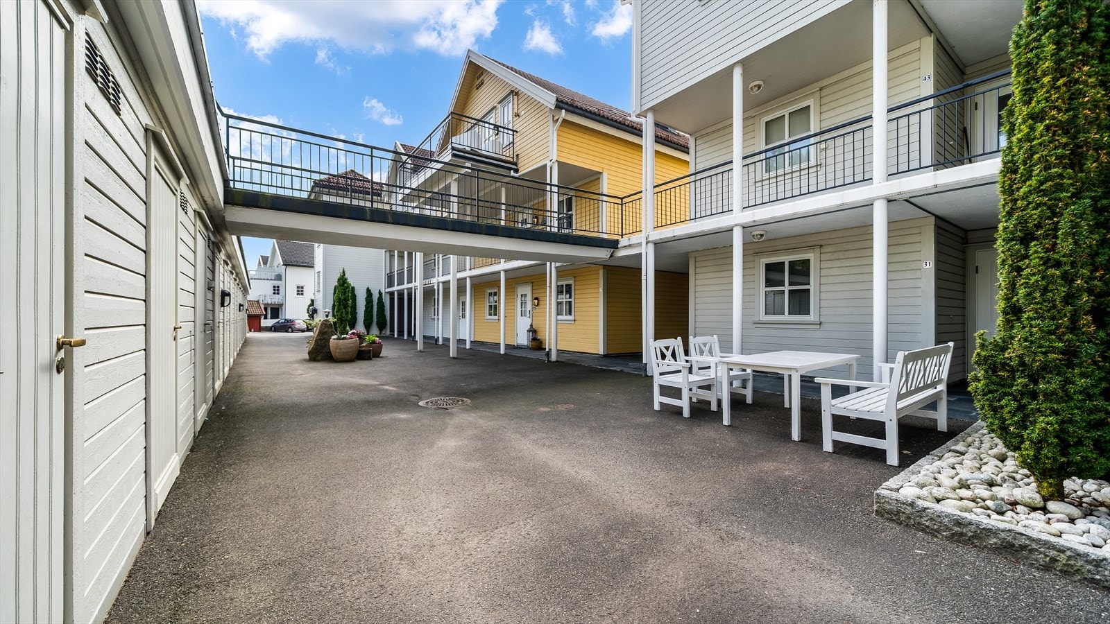 Pent opparbeidede fellesarealer med sittegrupper. Galleribilde