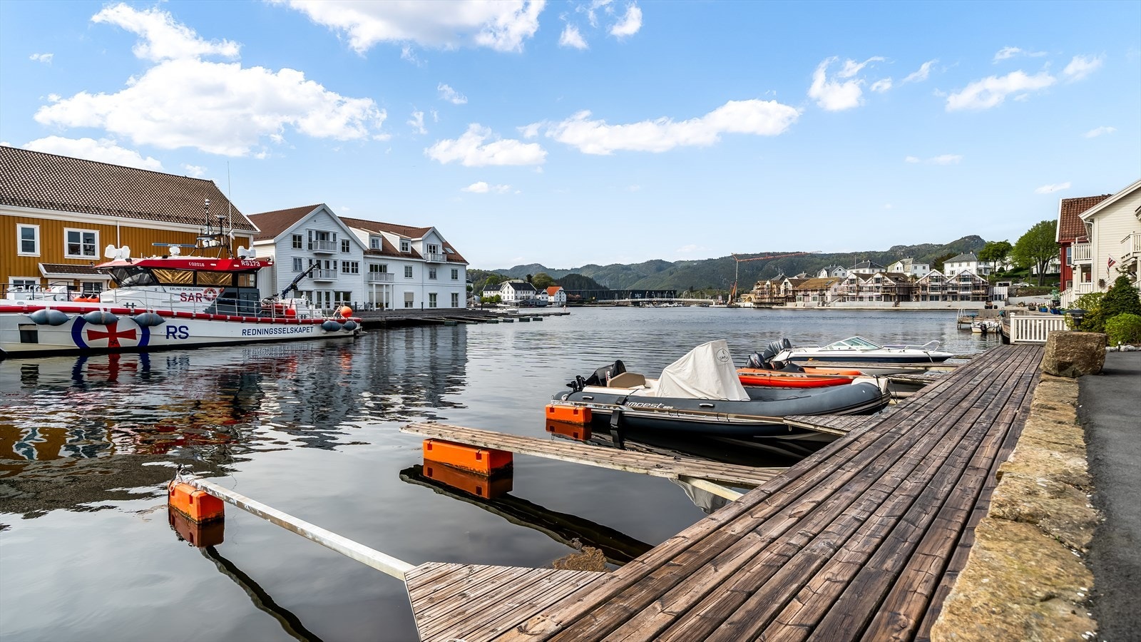 Båtplassen ligger klar for sommerens utflukter, rett ved leiligheten. Galleribilde