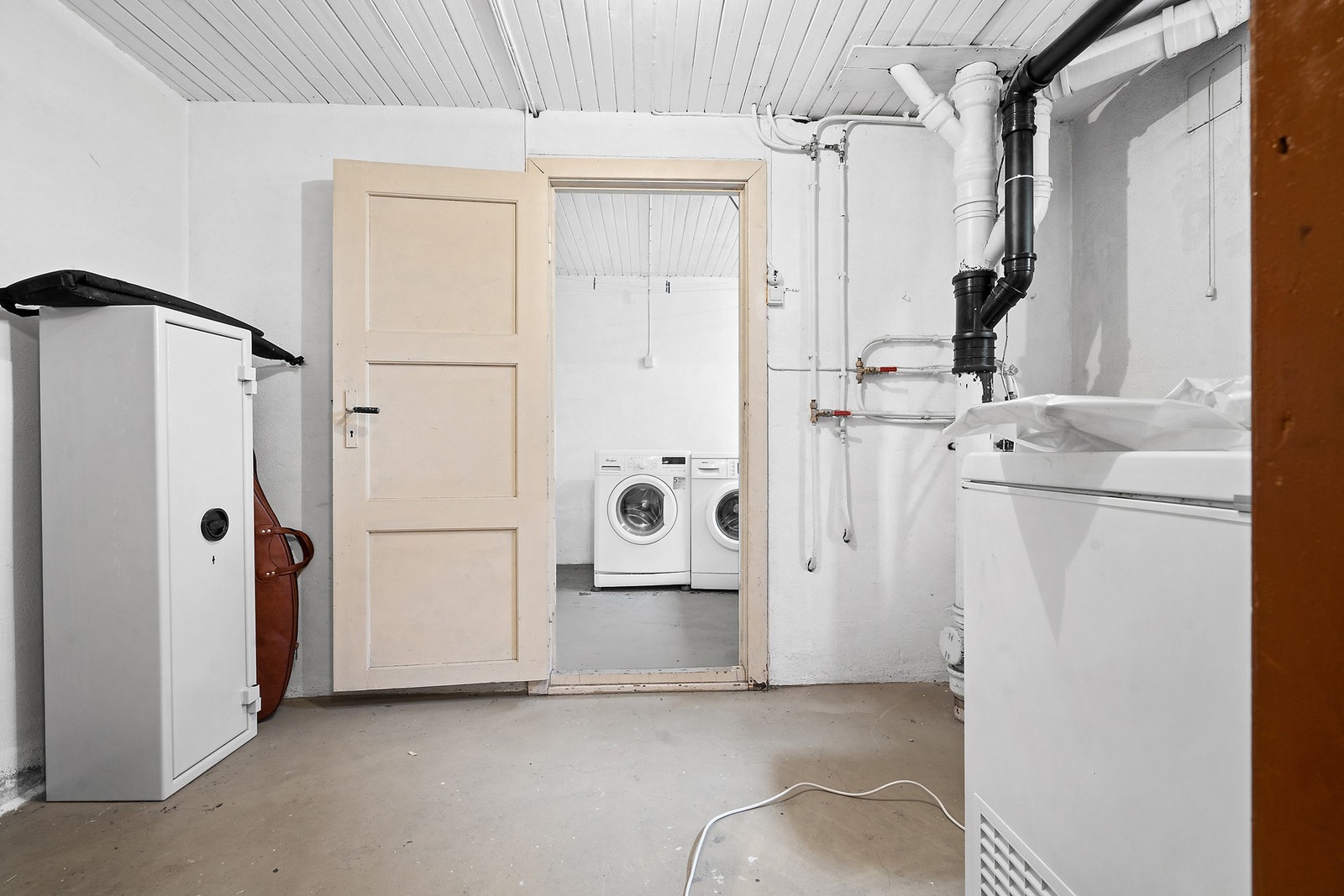 Fra en av bodene er det adkomst til vaskerommet. Kjelleren har separate stoppekraner for vann til hver boenhet. Galleribilde