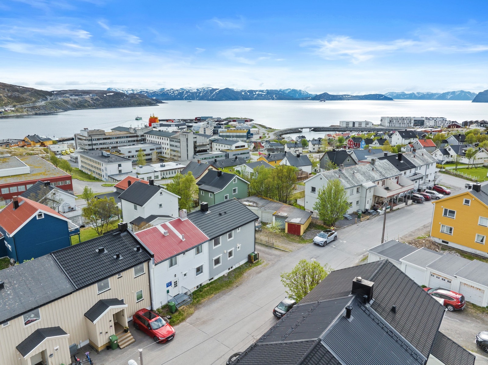 Fra eiendommen er det kort vei til servicetilbud. Rema 1000 og Nissen Hammerfest Senter er en kort kjøretur unna. Galleribilde