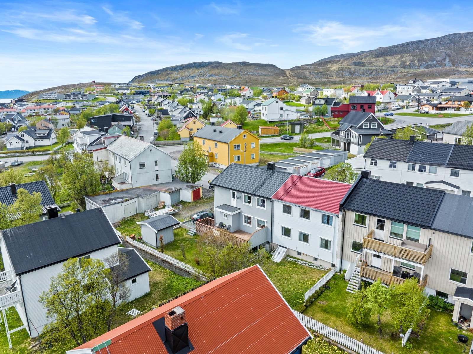 Eiendommen har en inngjerdet hage på baksiden og ligger i et etablert område med nærhet til både natur og sentrum. Galleribilde