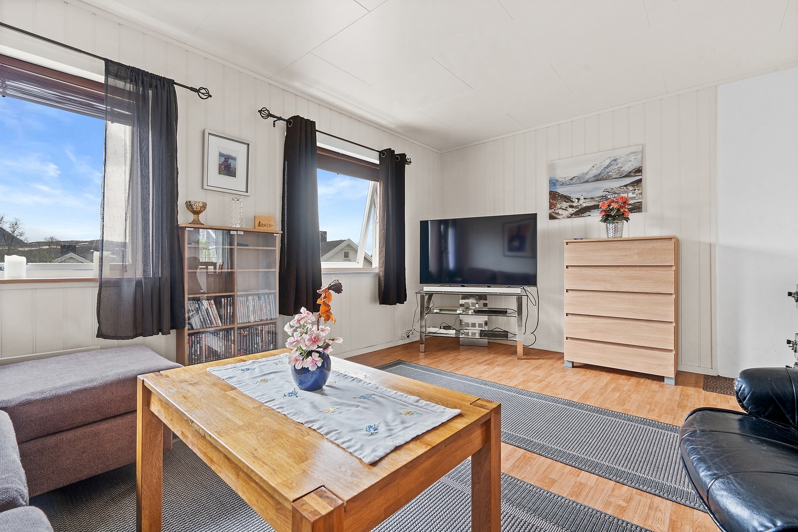 Rommet har laminatgulv og vinduer som gir godt med dagslys. Galleribilde