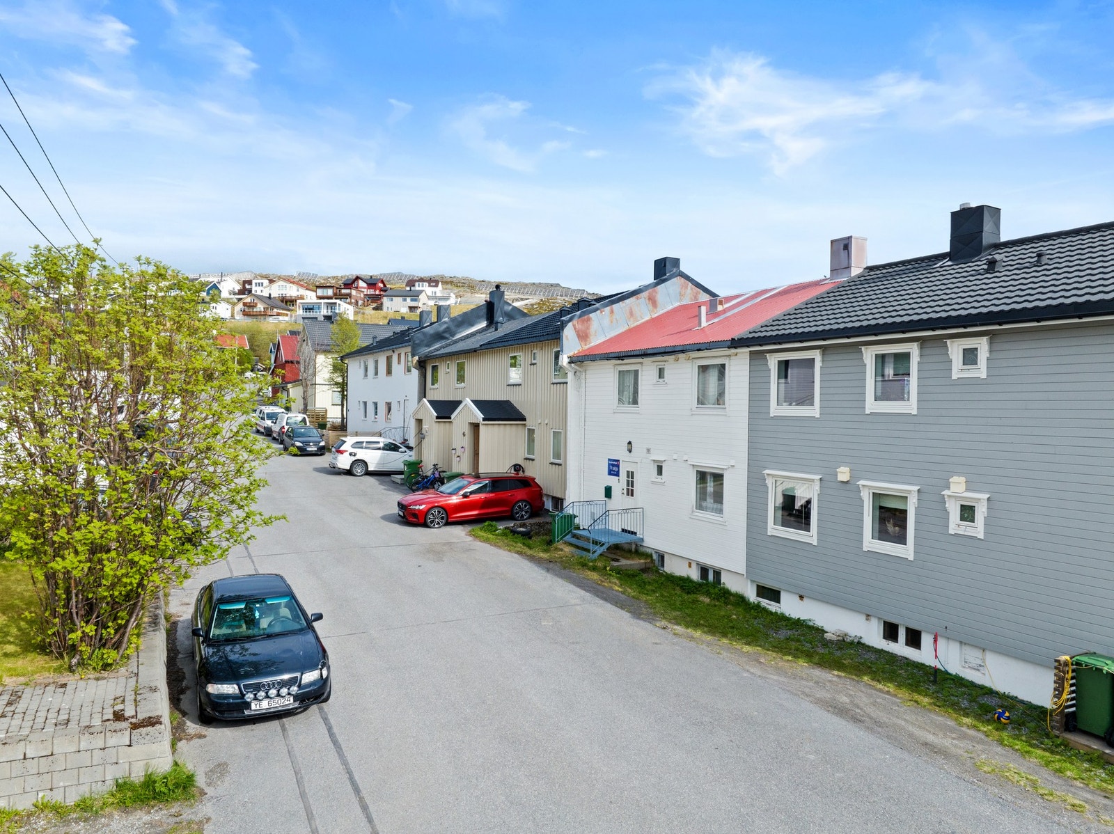 Fasaden har liggende bordkledning. Fem nye vinduer, innkjøpt i 2024, medfølger og er klare for montering. Galleribilde