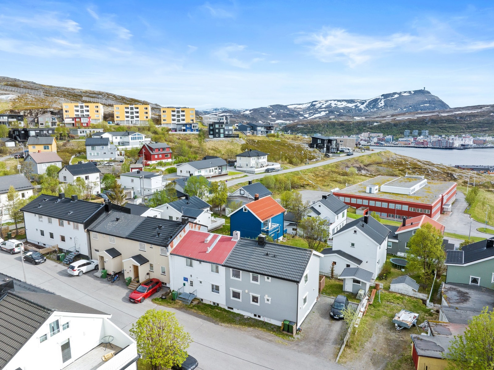 Boligen ligger i et barnevennlig område. Fuglenes skole (1-7 kl.) ligger kun 400 meter unna. Galleribilde