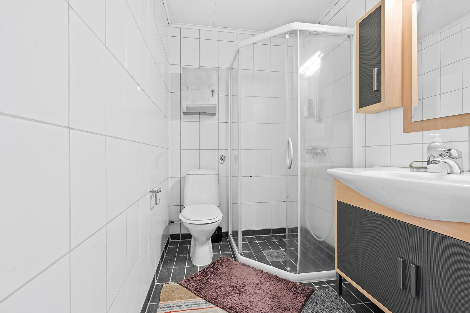 Badet i andre etasje ble oppgradert i 2003. Rommet har flislagt gulv med elektriske varmekabler og dusjhjørne. Galleribilde