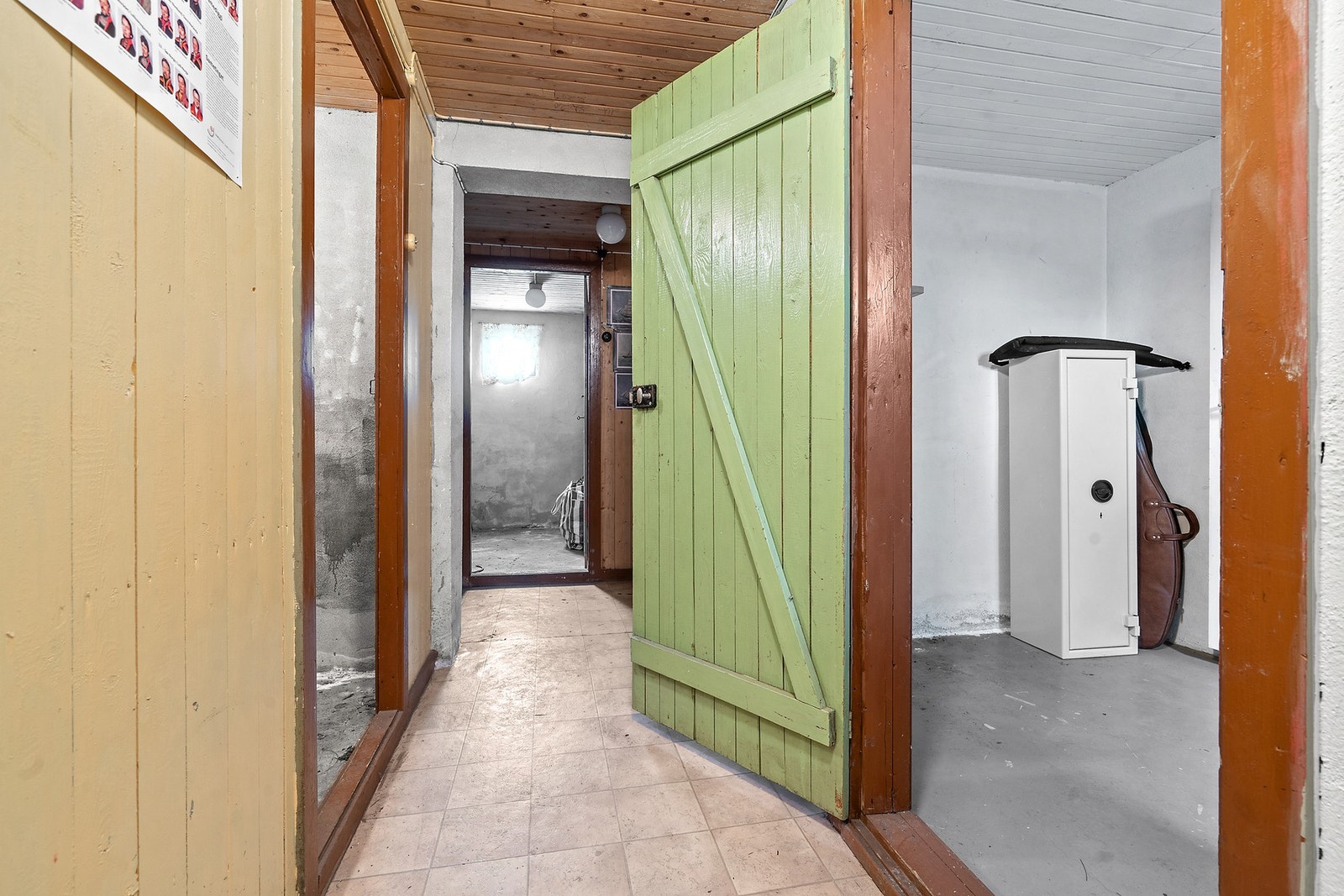 Kjelleren har rikelig med lagringsplass, med totalt seks boder og betonggulv. Galleribilde
