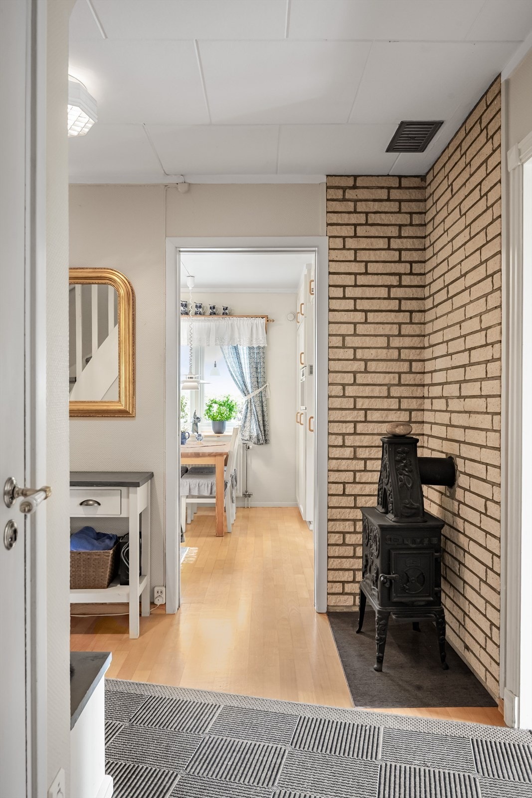I gangen er det også en vedovn. Galleribilde