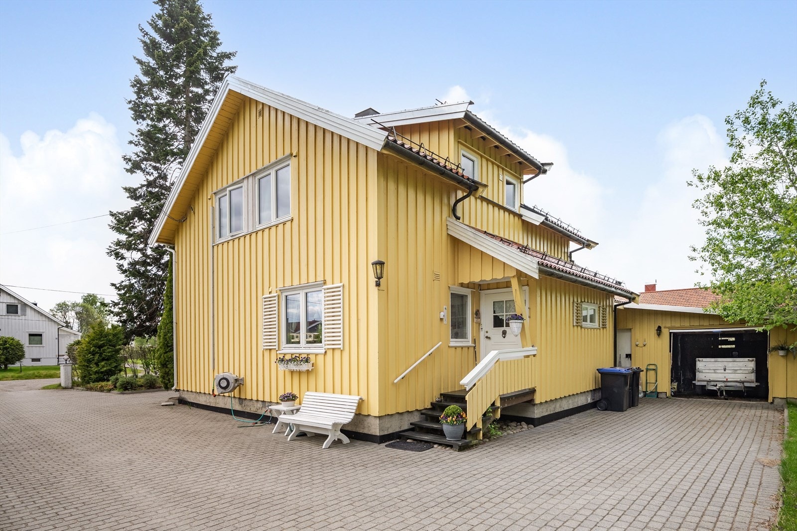 Bilen kan du fint parkere i garasjen, carporten eller på gårdsplassen. Galleribilde