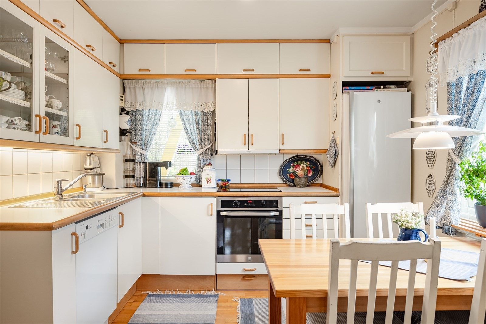 Platetopp og stekeovn er integrert. Mens det er avsatt plass til frittstående kjøleskap og oppvaskmaskin. Galleribilde
