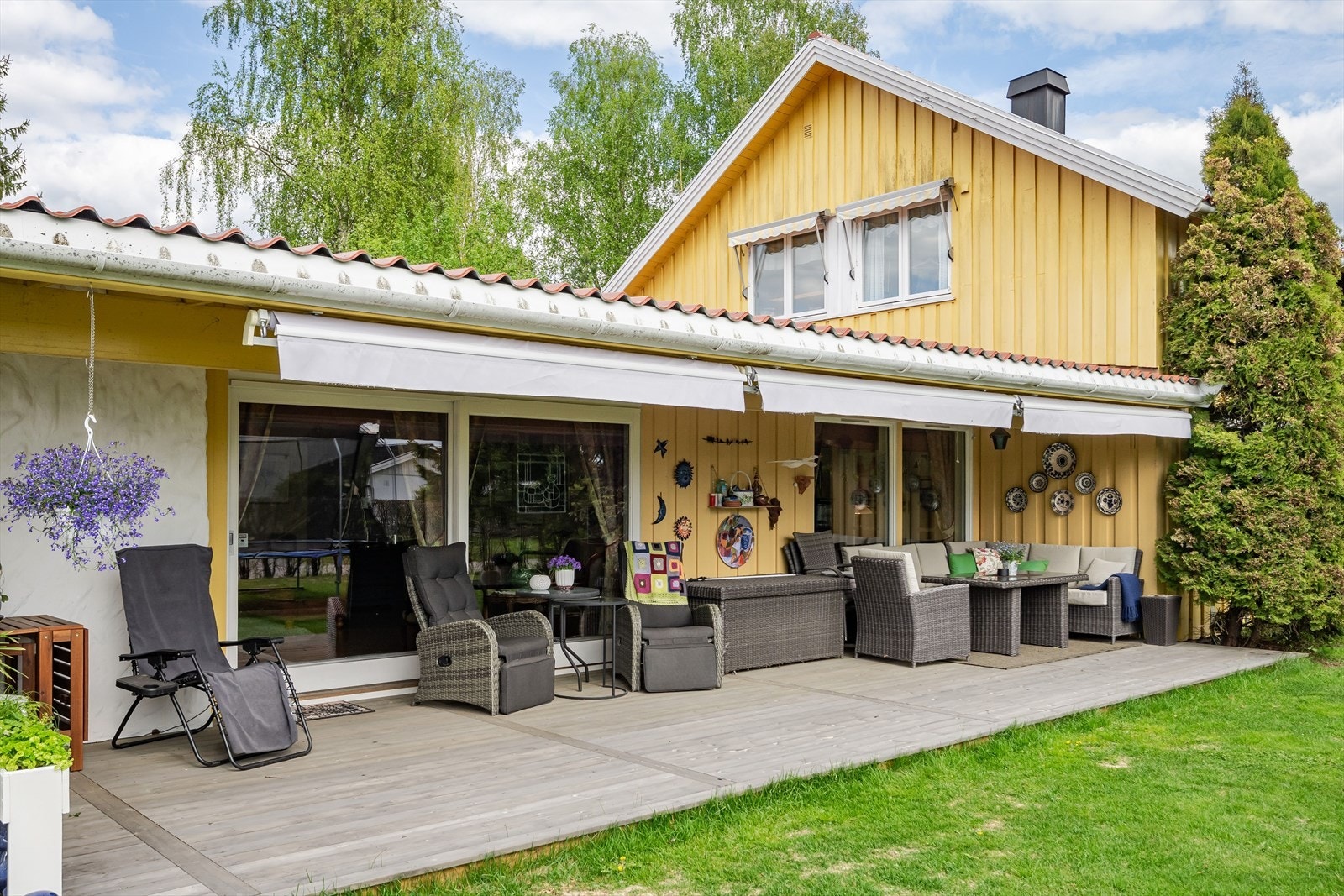 Fra stuen er det utgang til sørvendt terrasse som er på ca. 33 m2. Galleribilde
