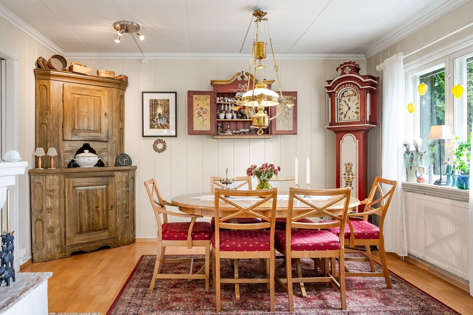 Her er det plass til å ha flere gjester og nyte gode måltider. Galleribilde
