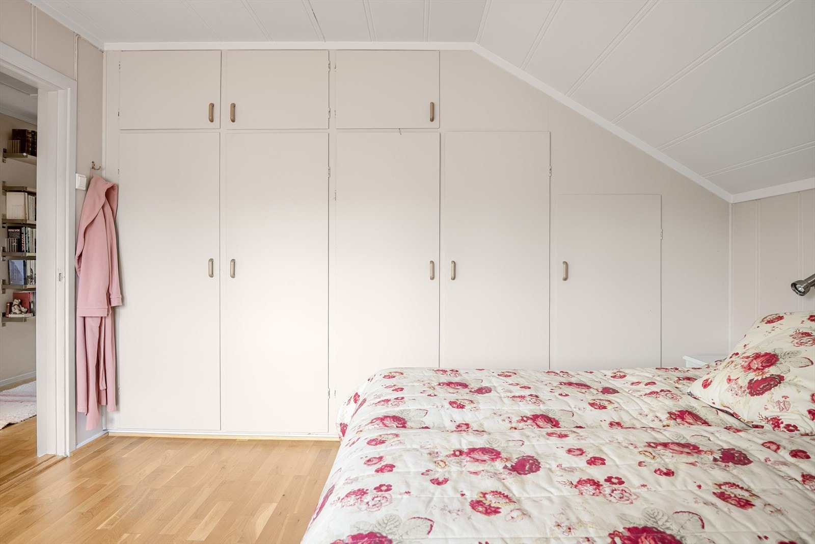 Som på hovedsoverommet er det plassbygde skap på en side her også. Galleribilde