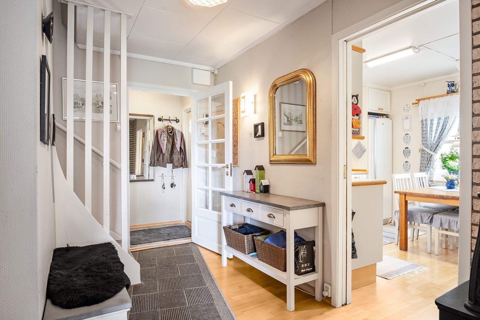 Videre kommer du inn til gangen som har lysmalte vegger og tak. Galleribilde