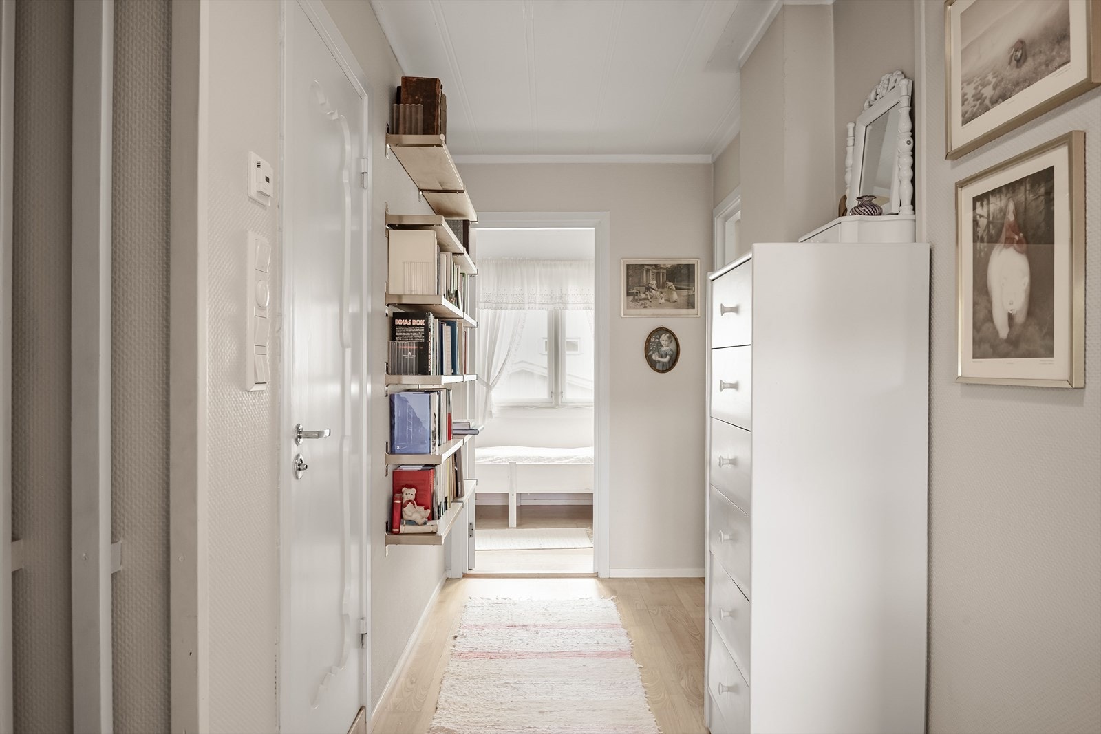 I gangen i 2. etasje er det plass til oppbevaring. Galleribilde