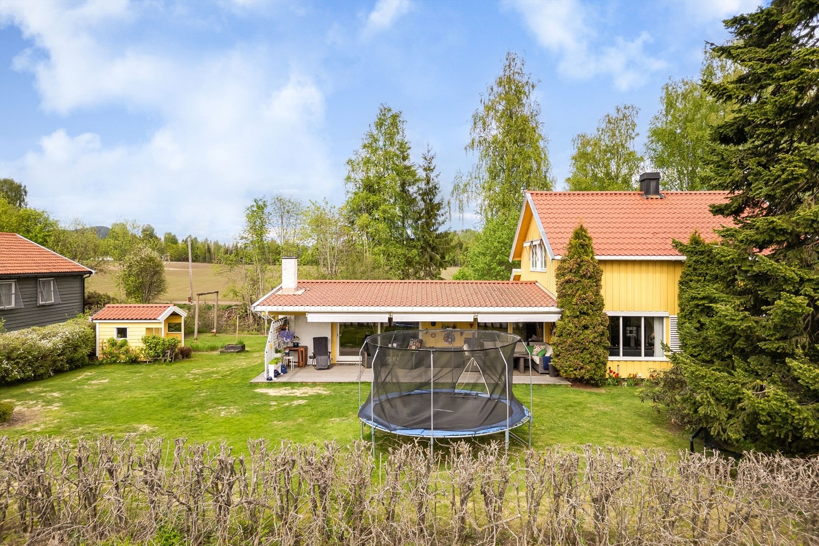 Uteplassen og hagen er noe både store og små vil få gleden av her. Galleribilde