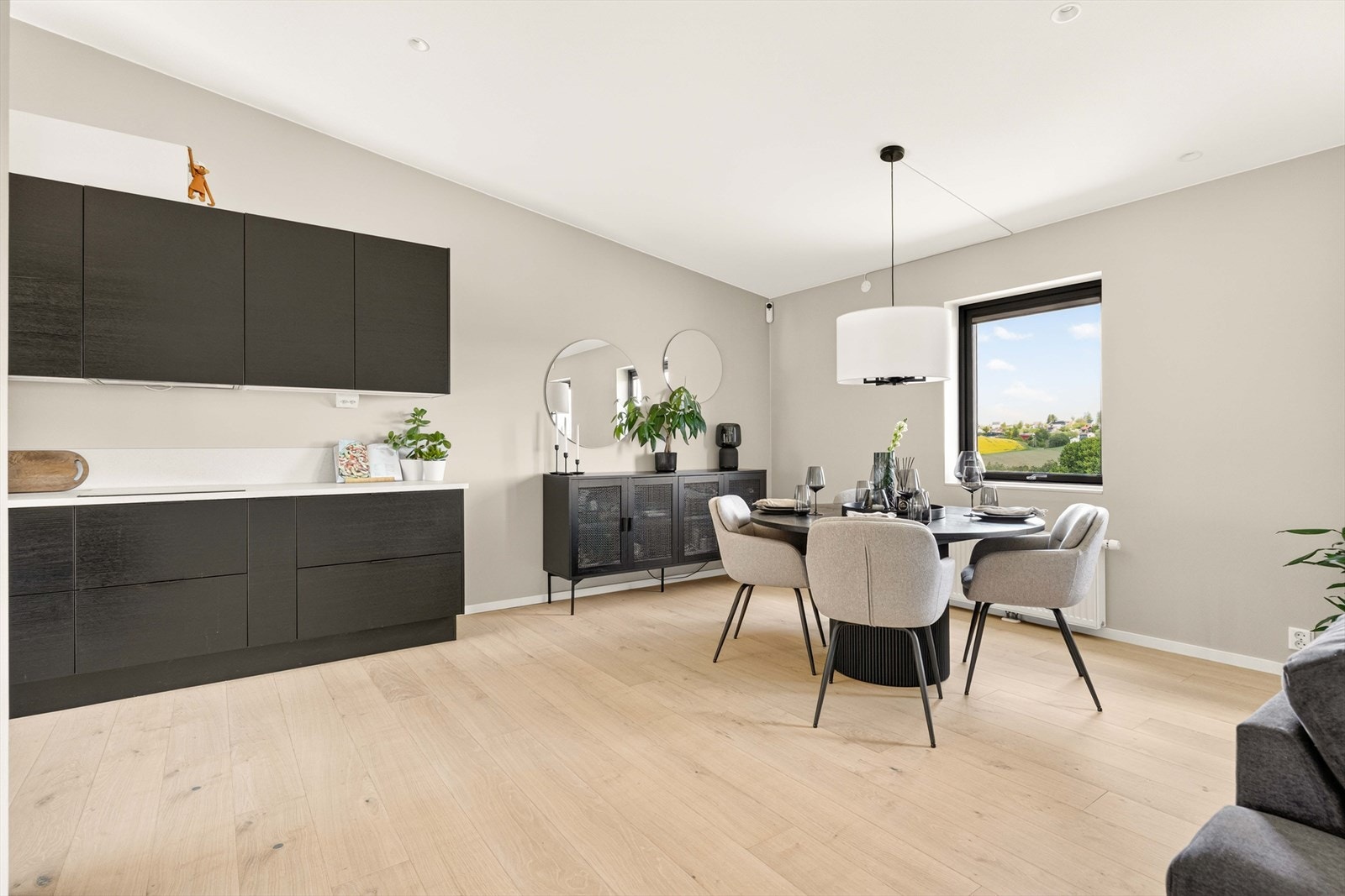 Her har man god plass til å dekke langbord og samle familie og venner for sosiale sammenkomster. Galleribilde