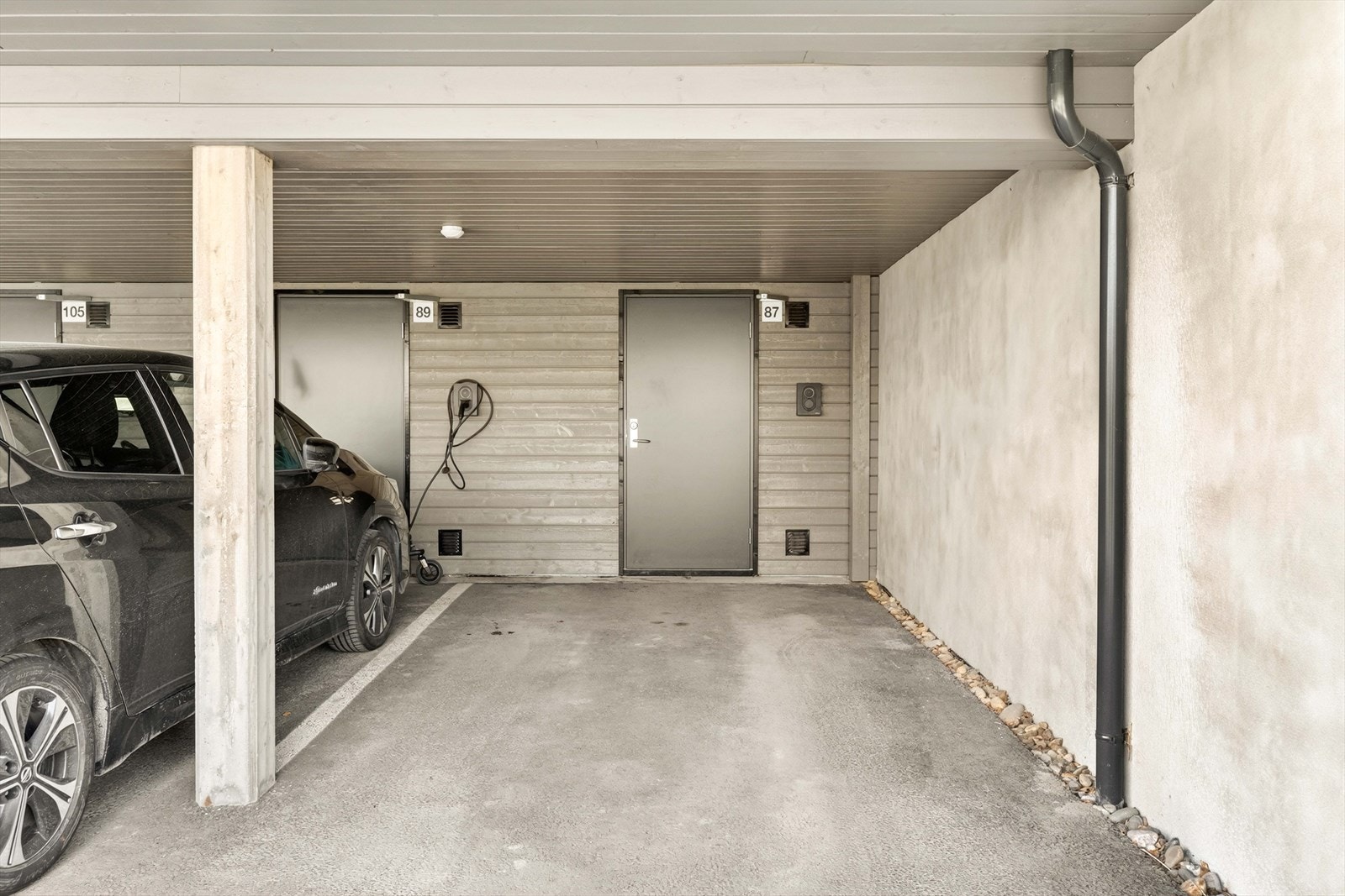 Boligen disponerer fast parkering i felles carport med elbillader. I bakkant av carporten har boligen en bod på 5 kvm som gir ekstra lagringsplass. Galleribilde