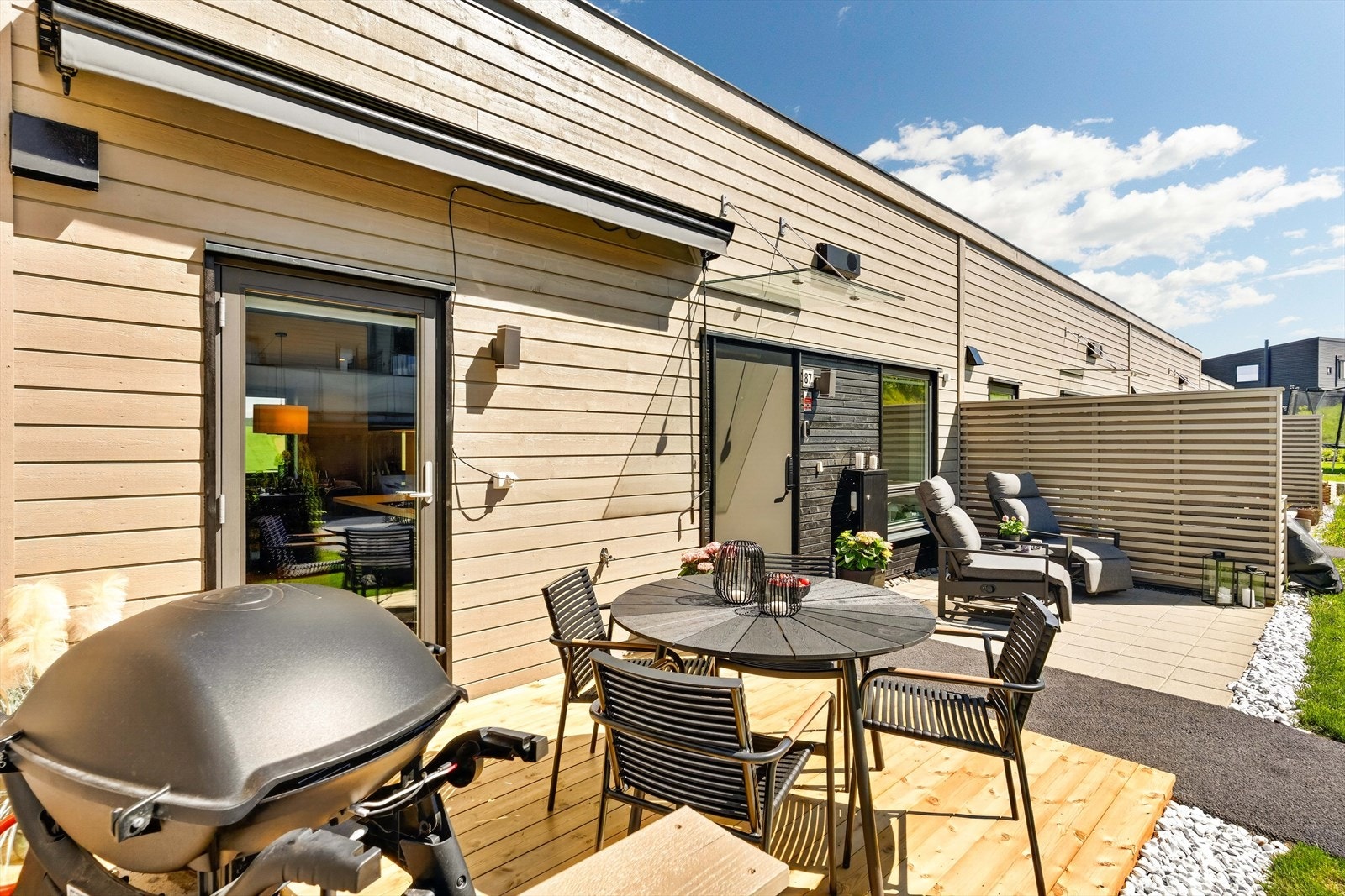 Her har man god plass til å møblere med sittegrupper i flere soner og grill. Galleribilde