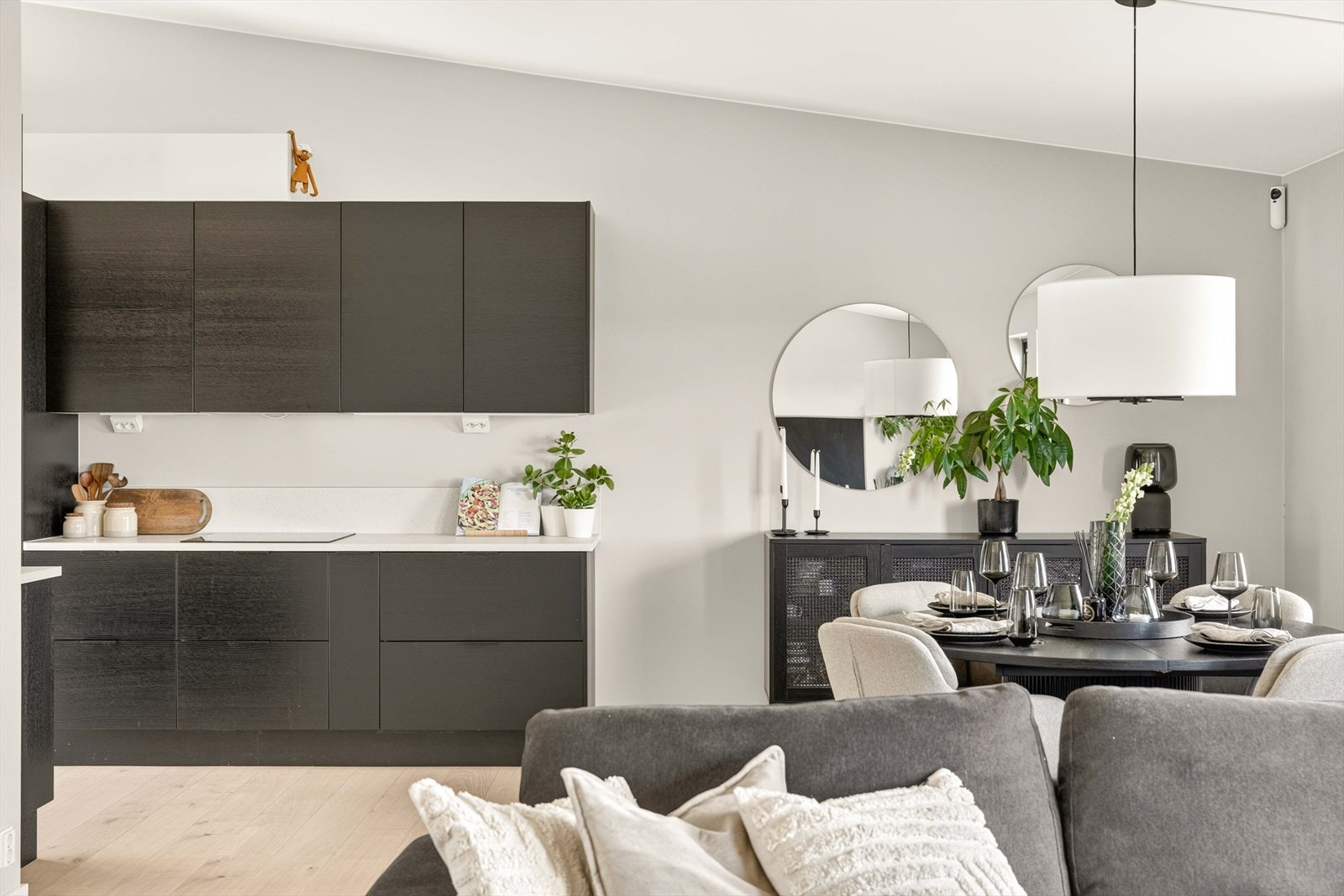 Stuen er utstyrt med radiator tilkoblet fjernvarmeanlegg og har balansert ventilasjonsanlegg som sørger for godt inneklima. Galleribilde