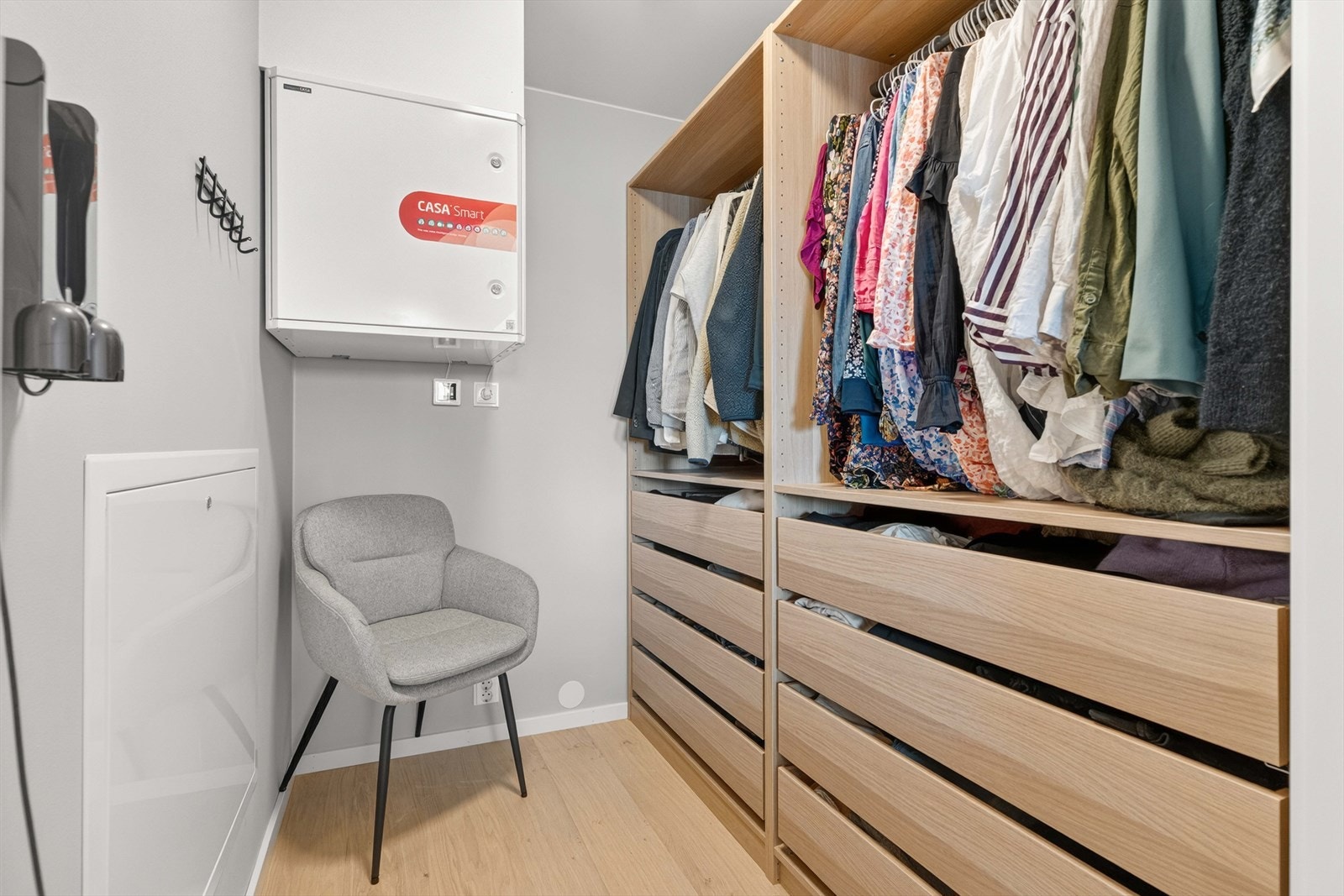 Praktisk bod i underetasjen som er innredet til garderoberom med Pax-garderobe. Galleribilde