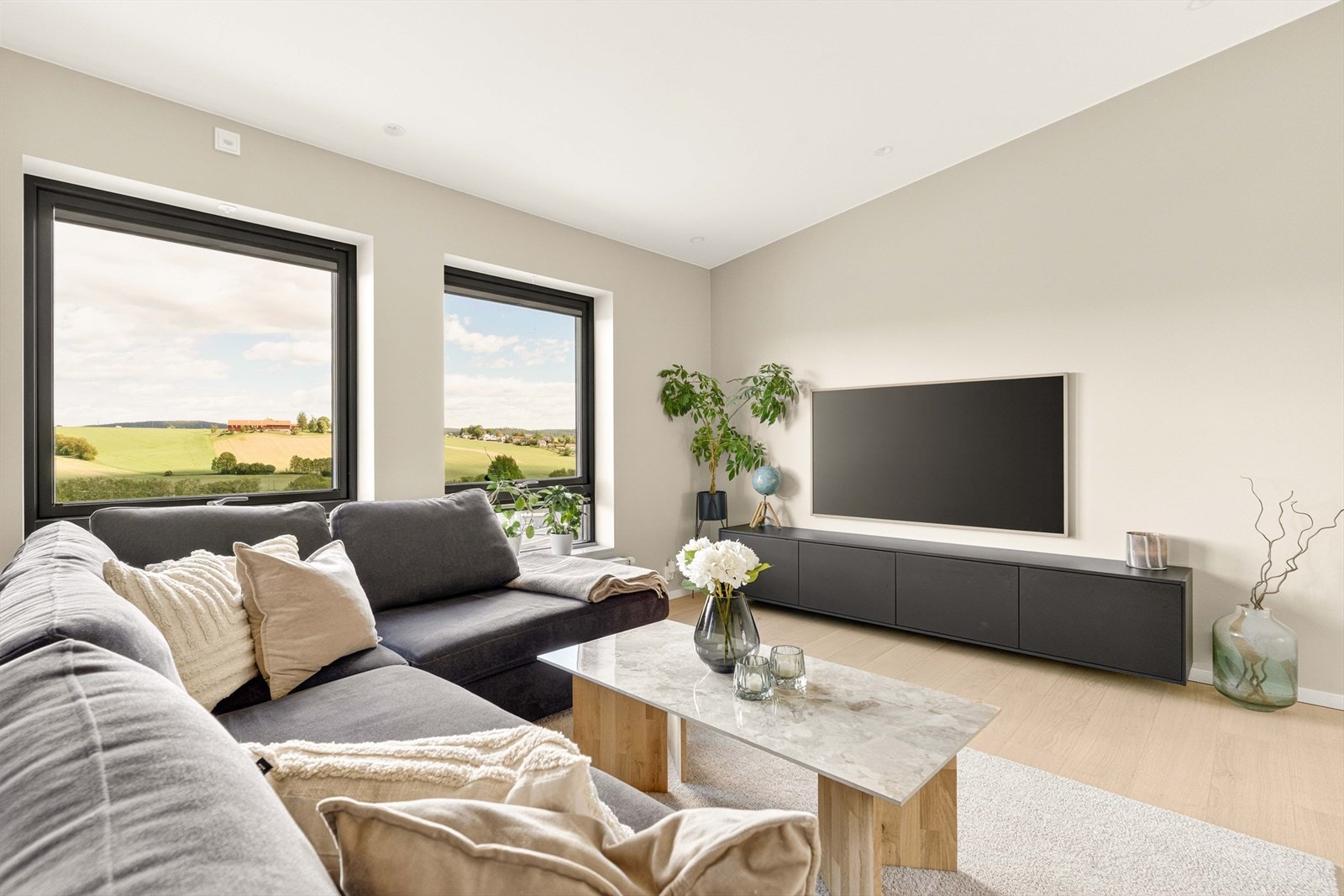 Her har man god plass til å møblere i flere soner med både sofagruppe og spisebord. Galleribilde
