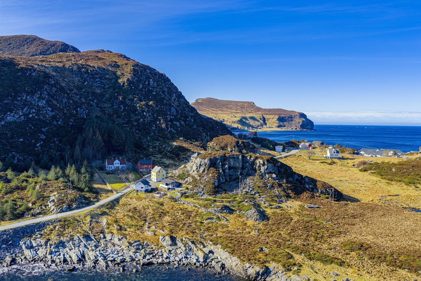 Fra eiendommen er det kort avstand til sjø, flotte turområder og Fuglefjell Galleribilde