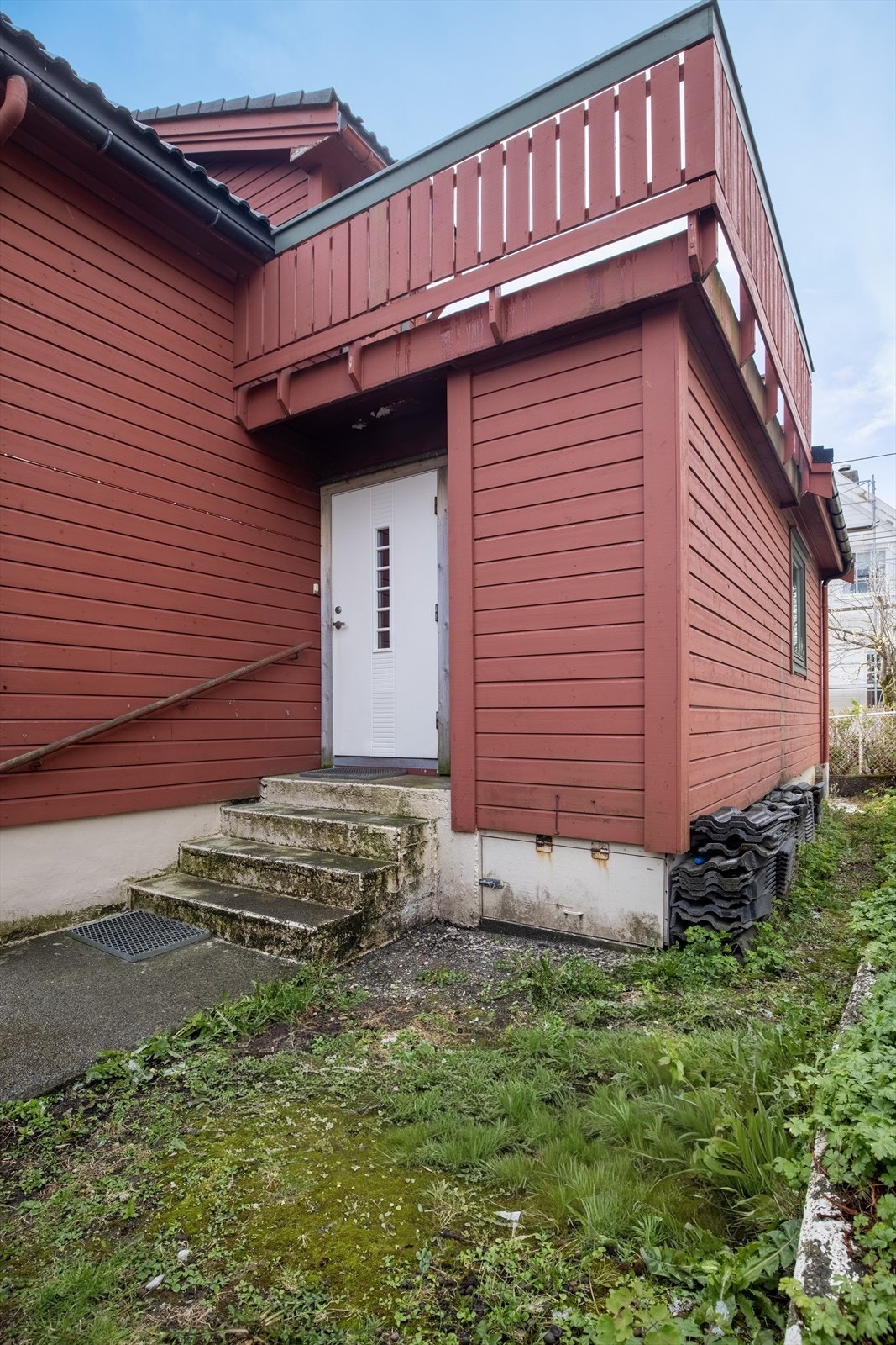 Eiendommen har ellers en pen hage med bærbusker og beplanting Galleribilde