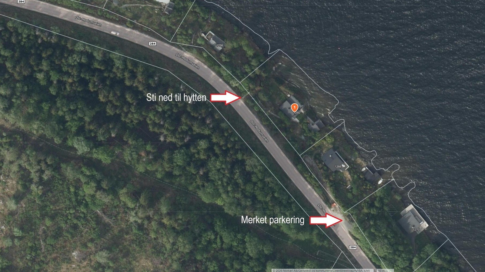 Oversiktsbilde som viser parkering og sti ned til hytten. Galleribilde
